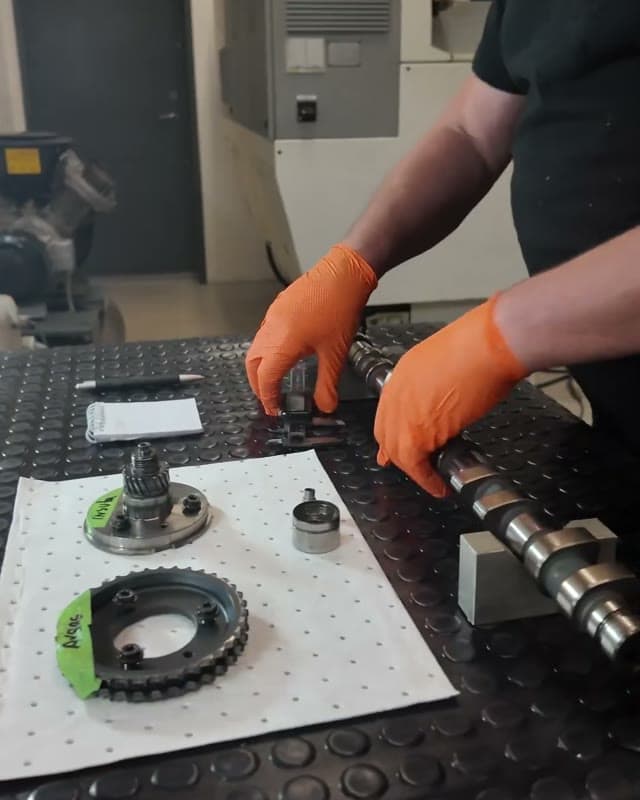 The camshaft is measured with a caliper on the measuring table