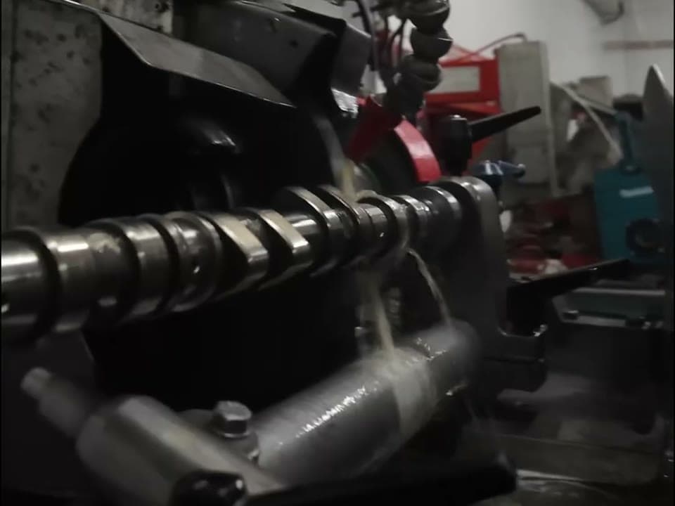 The camshaft grinder grinding a camshaft in Meksta's workshop