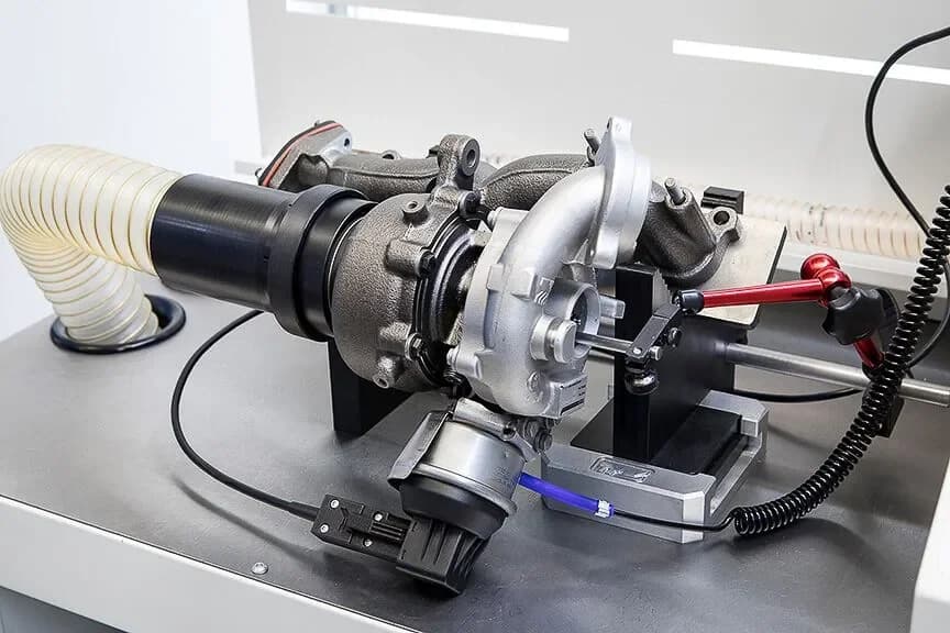 Flödesbänk - flödestest av turbo i verkstedet til Meksta