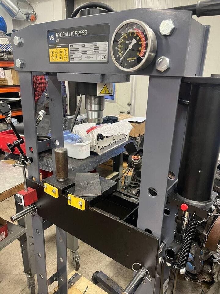 Hydraulisk presse i verkstedet til Meksta