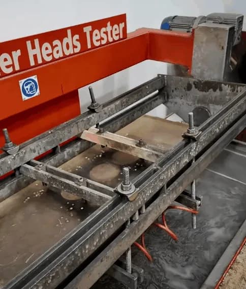 Trykktestingsmaskin i verkstedet til Meksta