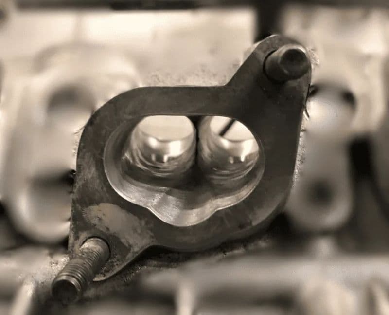 Portning av topplokk Opel C.I.H. 2.0 XE, bearbeidede avgasskanaler