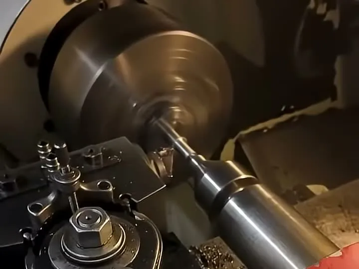 Dreiing av løftere for Mercedes M104 hos Meksta
